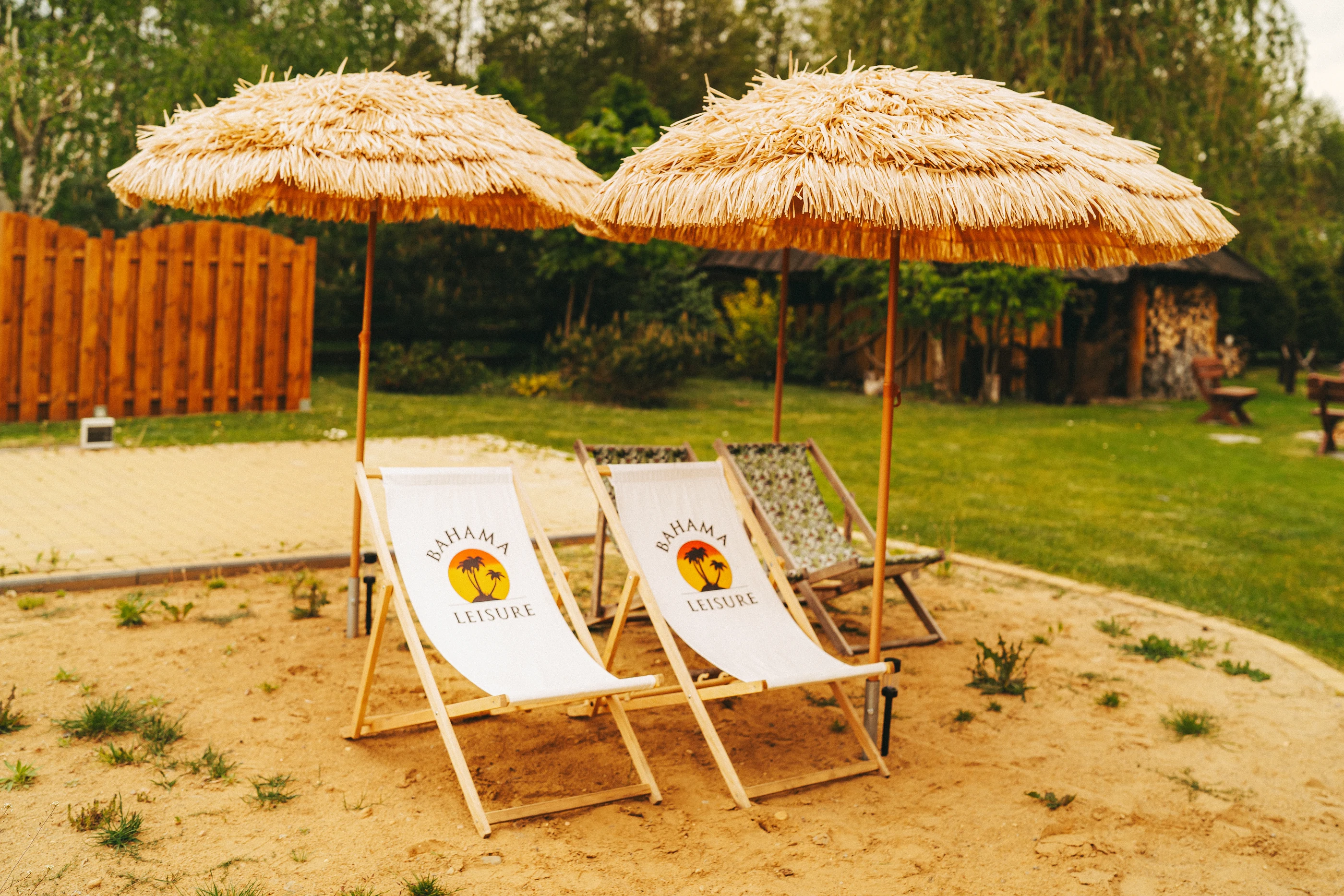 Prywatna mini plaża z leżakami w ogrodzie