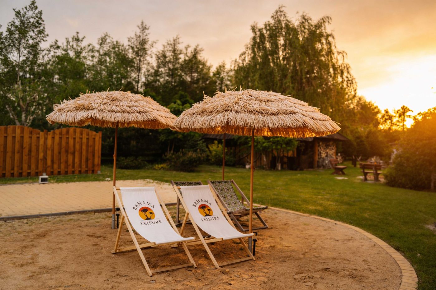 Prywatna mini plaża z leżakami w ogrodzie